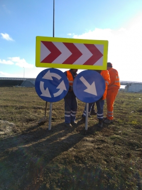 Sectia Autostrazi Montat indicatoare rutiere noi si stâlpi giratie  A4-DN39 si A4 km 15 - km 19