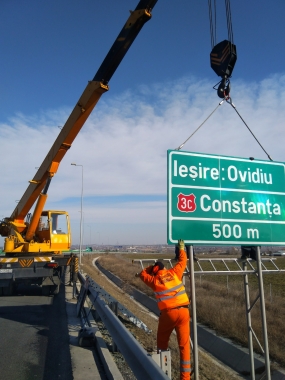 Sectia Autostrazi - Montat panouri indicatoare A4 cale 2 km 0+500