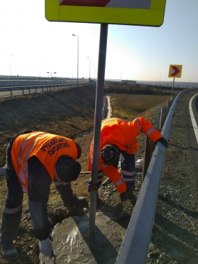 Sectia Autostrazi - Montat indicatoare rutiere A2 si A4 bretea A si montat panouri antiorbiri A4 km 9