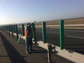 Sectia Autostrazi - Montat indicatoare rutiere A2 si A4 bretea A si montat panouri antiorbiri A4 km 9