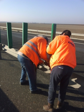 Sectia Autostrazi - Montat indicatoare rutiere A2 si A4 bretea A si montat panouri antiorbiri A4 km 9