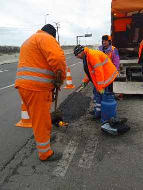 Reparatii cu mixtura stocabila nod rutier constanța bretea C A4-Dn3