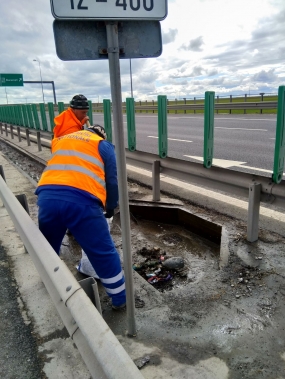 Curățat guri de scurgere rigola mediană A4 km 12+400 si km 19