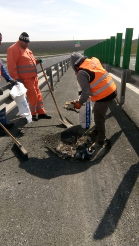  A2 km 174-175 - Curățat canale și guri de scurgere pentru  apele  pluviale. Median