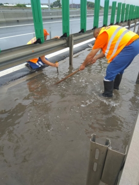 Desfundat si curățat guri de scurgere rigola mediană A4 km 12 ; km 7 ; km 3