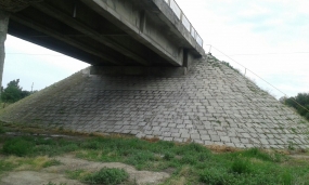 SDN Braila DN2B  km67 loc.Ianca curatat de vegetatie sferturi de con si sub parapet elastic rampe pasaj