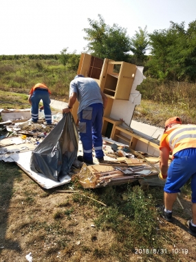 Igienizare in spatiul de servicii A2 cale 1 km 166+200, resturi rămase de la un ev rutier a unei rulote . Proprietarul a abandonat rulota pe spațiul verde