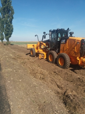 Sectia Productie -  Indepartat strat vegetal in vederea realizarii acostamentului DN21A km 11-12 stanga